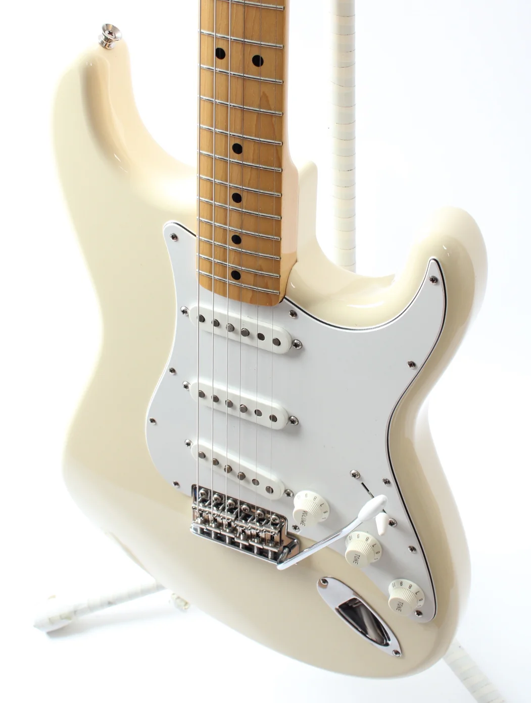 2015 Fender Stratocaster 68 Reissue w/upgrades vintage white - Image 3